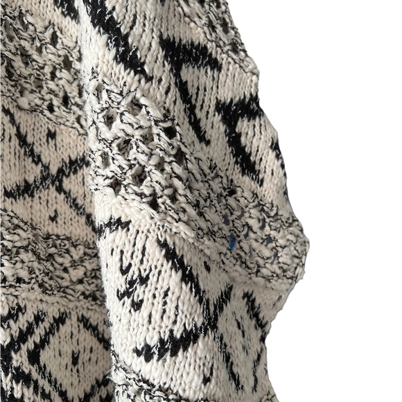 BB Dakota cream & black boho knit oversized poncho. One Size Fits All.  Aztec. - Picture 5 of 7